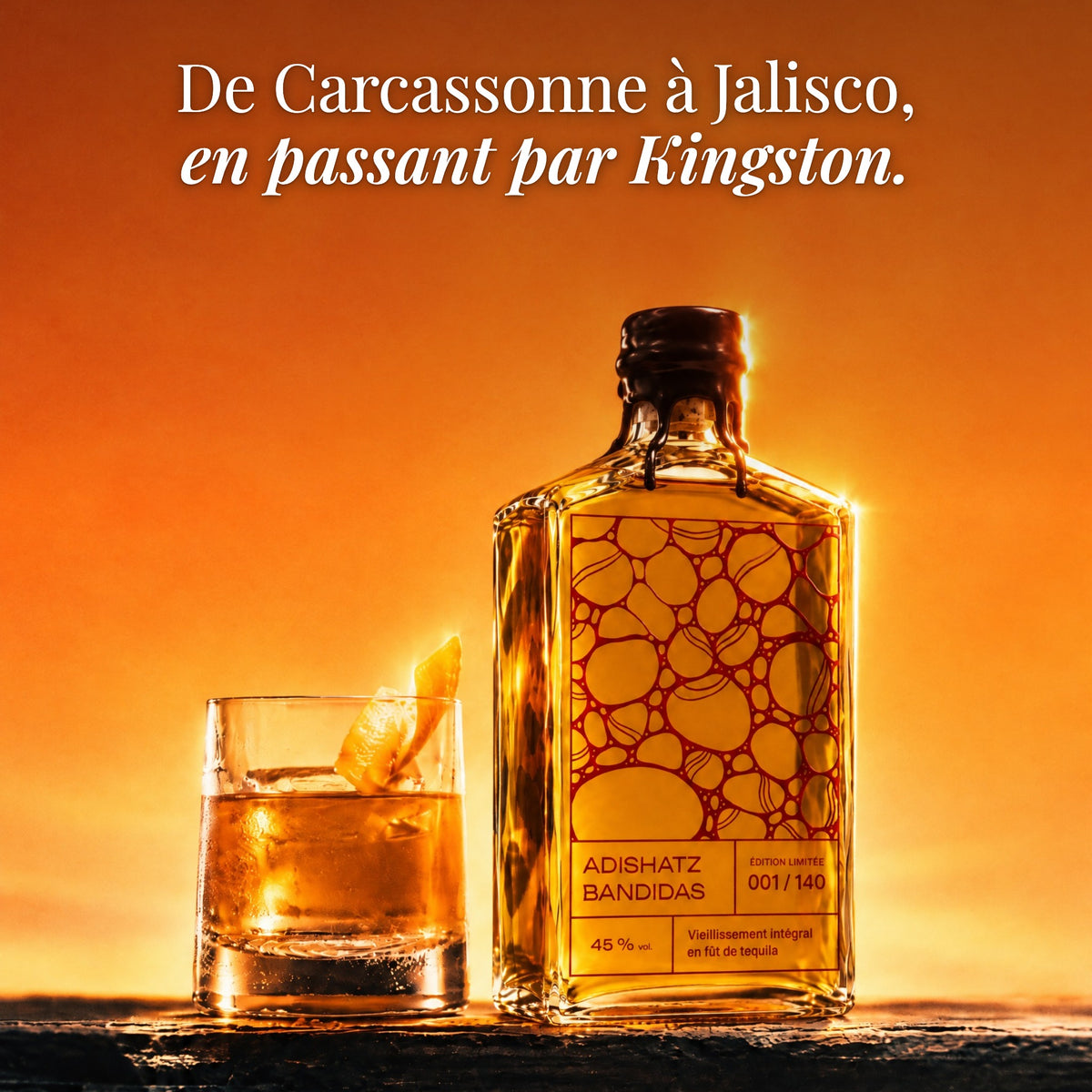 Flacon Adishatz Bandidas et un old fashioned sur fond orange : de Carcassonne à Jalisco, en passant par Kingston