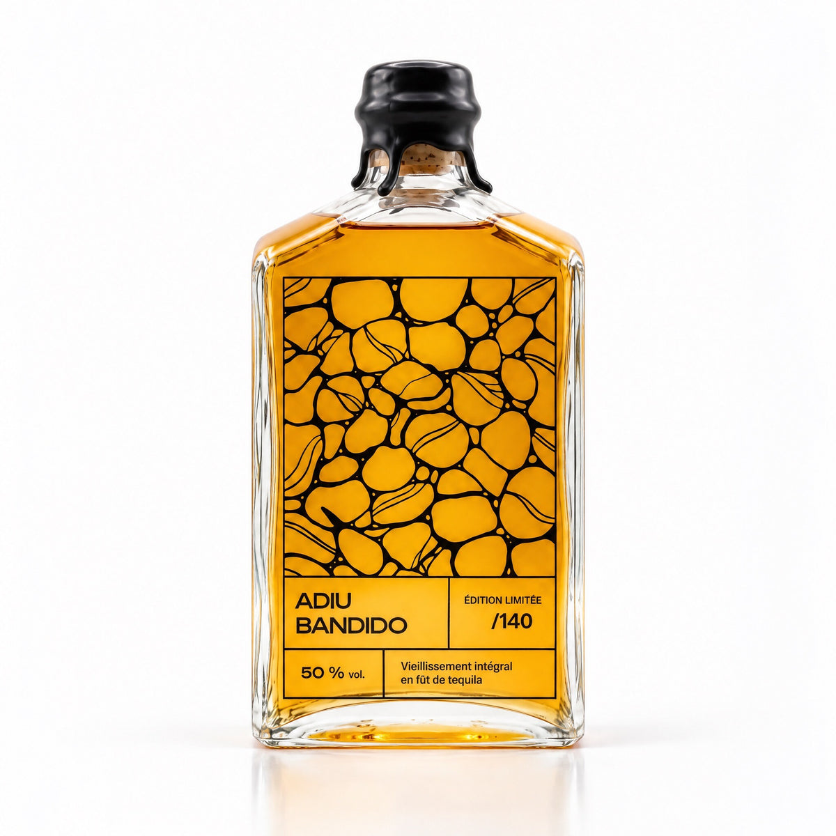 Flacon Adiu Bandido, rhum vieilli en fût de tequila, sur fond blanc