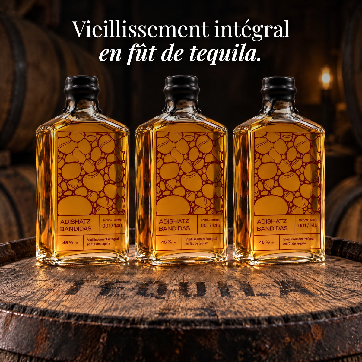Trois flacons Adishatz Bandidas sur un fût de tequila : vieillissement intégral en fût de tequila