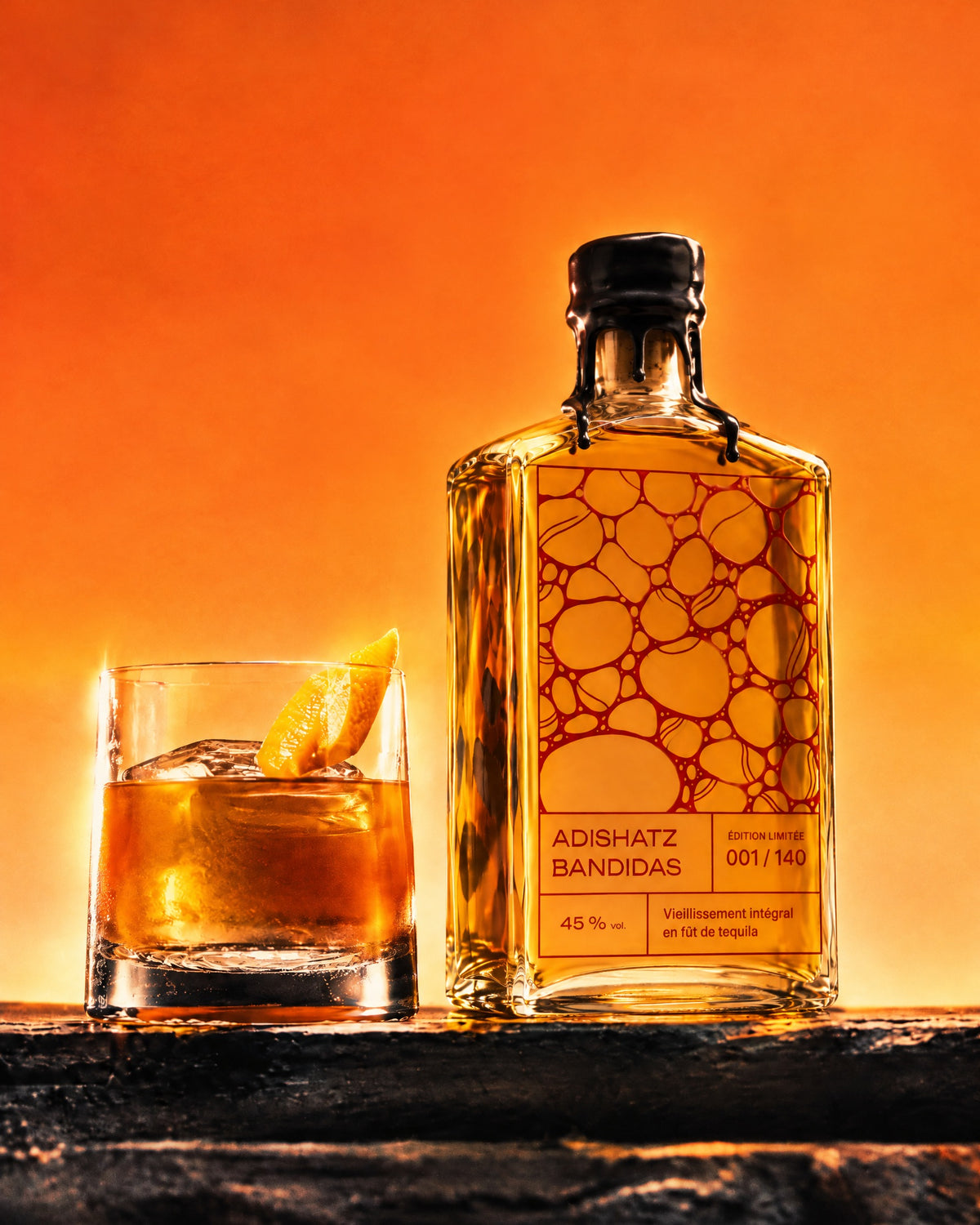 Adishatz Bandidas et un old fashioned sur fond orange