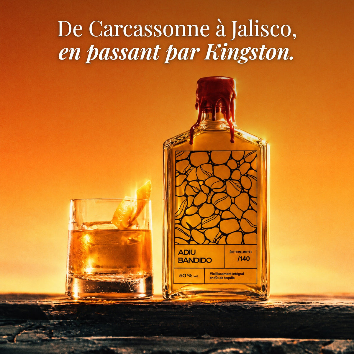 Flacon Adiu Bandido et un old fashioned sur fond orange : de Carcassonne à Jalisco, en passant par Kingston