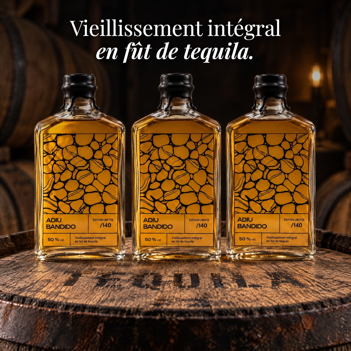 Trois flacons Adiu Bandido sur un fût de tequila : vieillissement intégral en fût de tequila